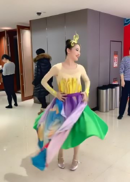 美女换衣服速度太快了，15秒你能算出小姐姐换了几套衣服吗？ - 腾讯视频