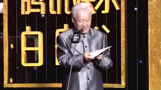 周冬雨获得年度电影女演员称号,带着口罩领奖,这波操作也是没谁了