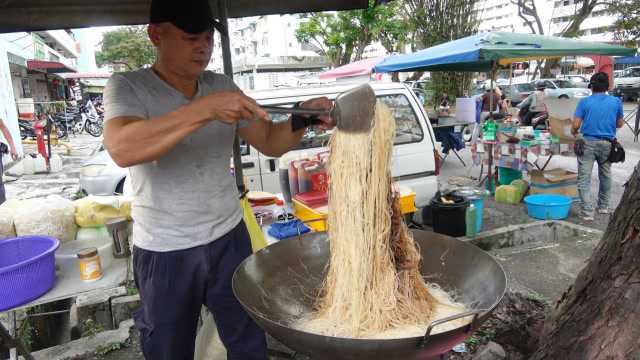 大叔街头卖炒面,每份只卖3块钱,炒一锅得20份,一天卖出30锅