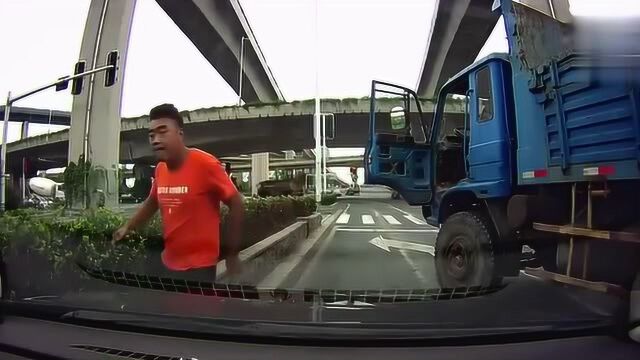 开车遇上这种路怒,我也很无奈啊