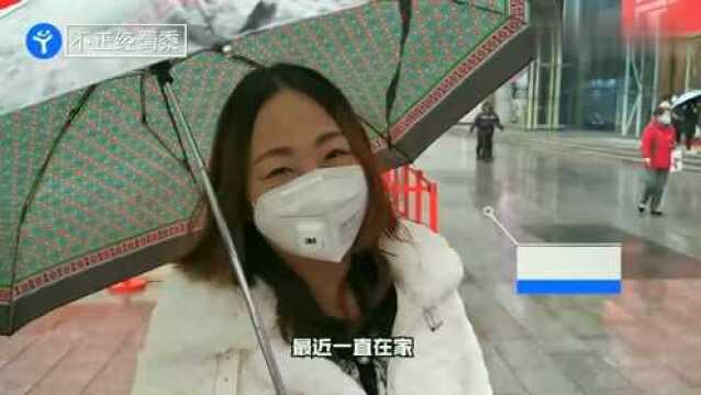 西安小寨赛格开业首天:顾客冒雨排长龙,为早进门雨中奔袭