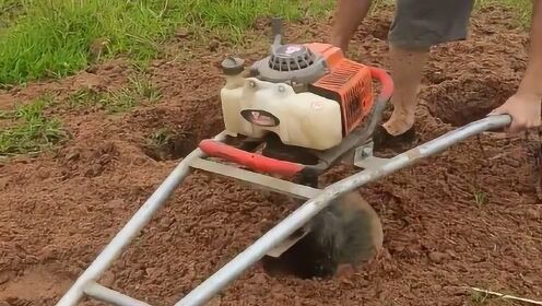 农村大哥自制的钻地机，钻个坑只需要两秒，简直太实用了！