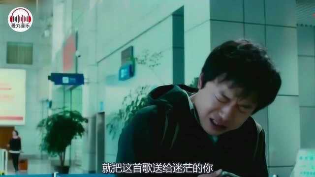 小男孩街头演唱《点歌的人》,开口就是烟嗓,引来众多人围观