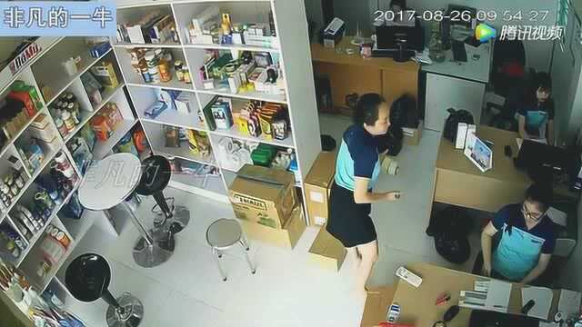 4名女子看店,监控拍到的神奇一幕!