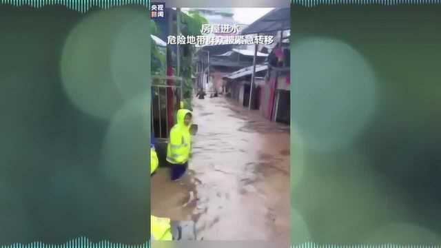 【#福建邵武一画舫被冲走撞桥墩散架#】今天,受强降雨影响,福建南平邵武