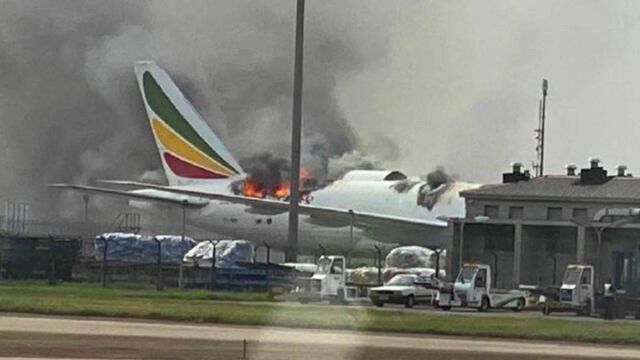 埃塞航空777货机浦东机场起火!机尾火势凶猛机身后部已经烧穿