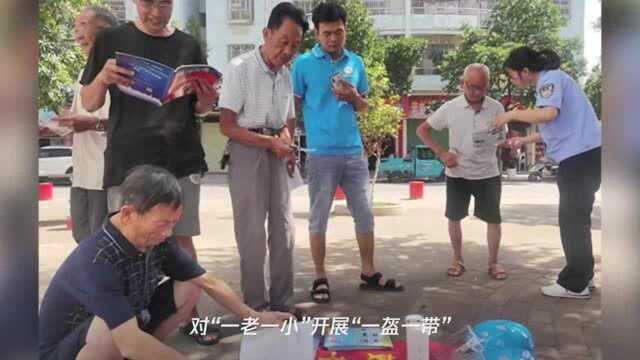 江西瑞金交警“一盔一带”安全守护宣传进社区