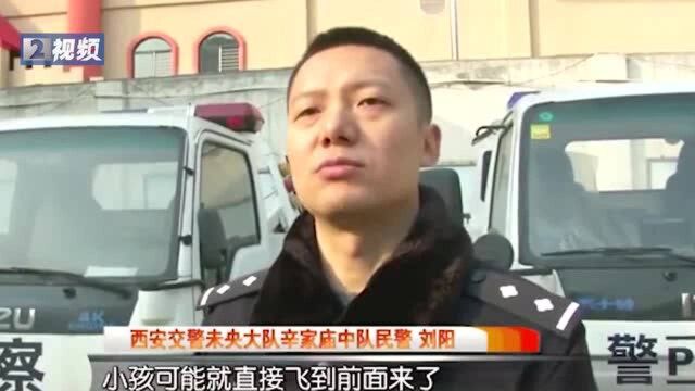 7座黑校车塞了16人 超员128﹪ 家长却笑着说便宜