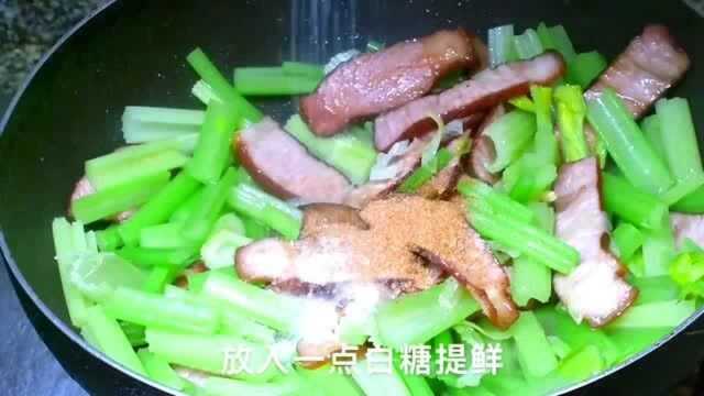 芹菜炒腊肉,鲜香下饭,做法简单,几分钟就能搞定