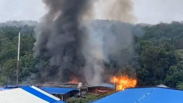 直击现场!福建南平建阳区一厂房突发大火,火光冲天消防紧急救援