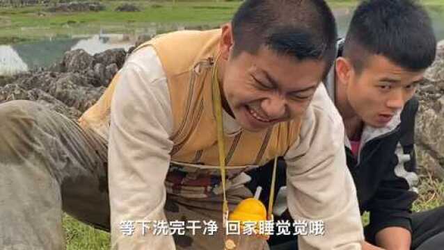 人与鸭子游泳比赛《三十六计之走为上策》.#爱豆开学季表情包#