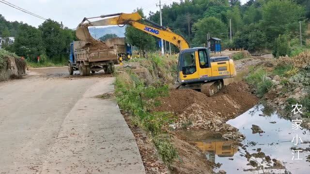 安徽农村河道清理,拉走多余砂石,田里砂石堆放如山,你怎么看?