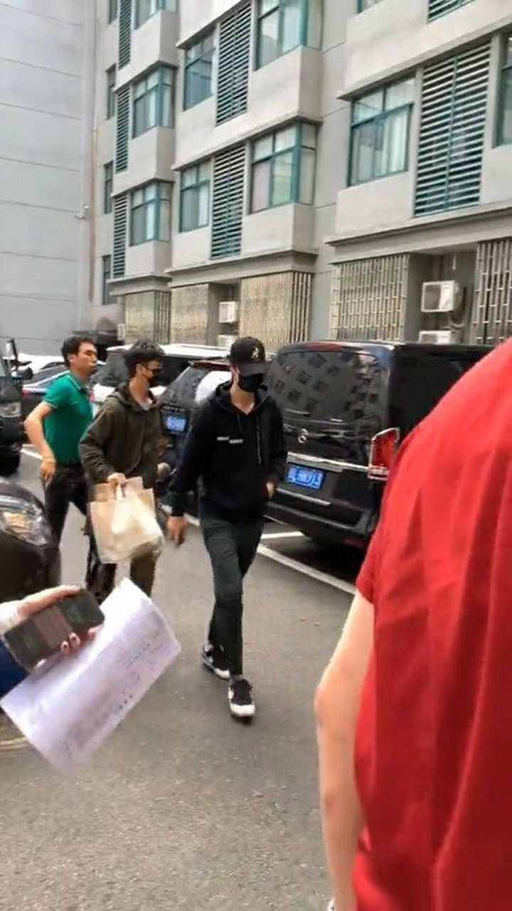 片场偶遇王一博还是一如既往的高冷路人被粉丝吓到了
