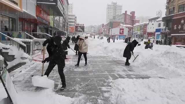 七台河:商家清雪保畅通