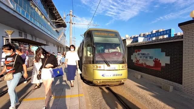 实拍中国第一条导轨电车,公路上面跑火车,技术太先进了