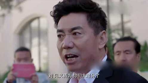 大叔见义勇为，没想到自己根本不敌，还好交警及时赶到阻止