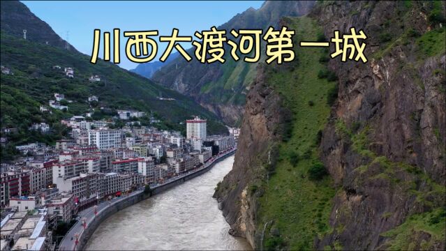 建在深谷河岸边的丹巴县城蔚为壮观,川西环线很适合在这休整