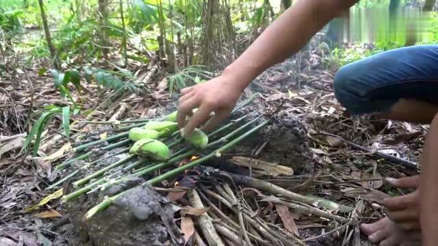 原始树林吃烤又大又毒的黑蝎子!