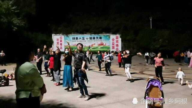 实拍广州花都狮岭镇狮山公园每天很多人来跳广场舞很热闹