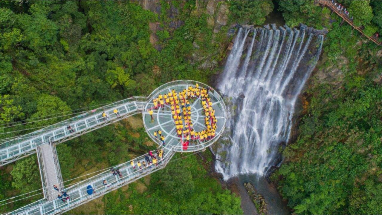 来到清远古龙峡,里面有12项世界纪录,已成广东最火网红景区