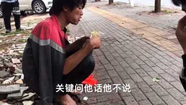 光脚在街上流浪的小哥,他经历了什么我无从得知,莫名心酸!