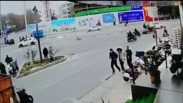 抓捕视频曝光!民警街头发现小偷,街头上演了真实版“跑男”