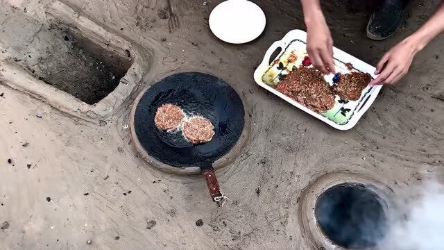 巴基斯坦祖传的民间地炉打造,两兄弟用来制作烧饼,看起来就食欲大涨