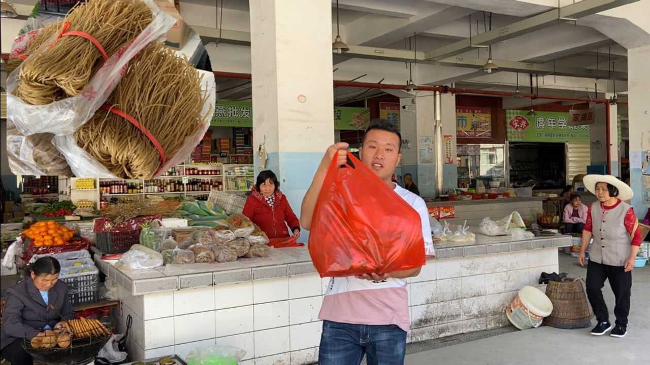 红薯粉条10元一斤,农村小伙赶集代购,用镜头记录这些