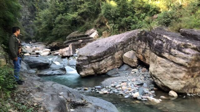 河水悠悠,青山绵绵,蓝天白云下偷得半日闲