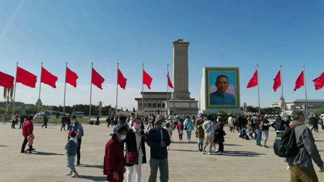 重要节假日,北京天安门广场摆放孙中山先生画像,吸引众人围观