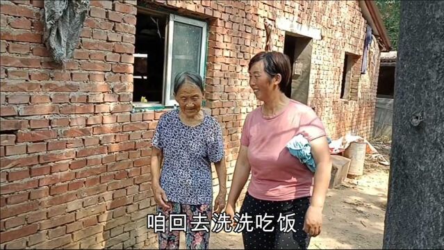 大妮锄地回家,婆婆在门口等着给大妮报喜,全家高兴的吃啥都香