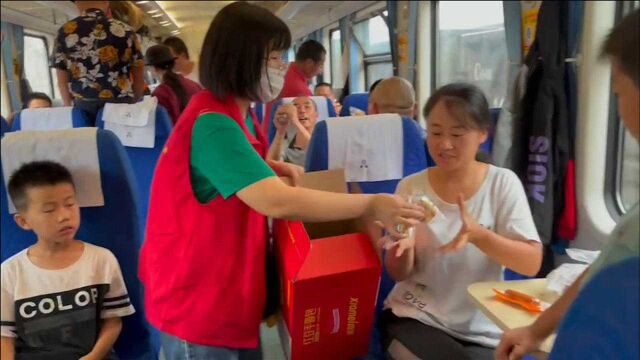 北京始发K507次列车滞留郑州 附近群众得知后拎着馒头、饮料就去了