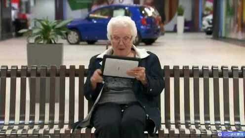 搞笑恶作剧：老太太和儿子视频，突然看见他被汽车撞倒了 - 腾讯视频