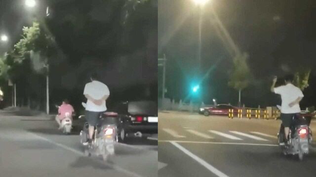 江苏一男子双脱把背手站着开电动车 一路飞驰