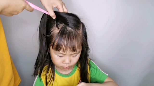 女儿上幼儿园必扎的发型,学院风造型很洋气,简单好看