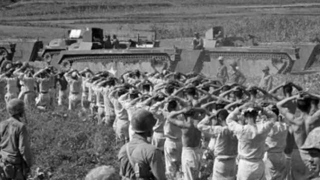 1945年8月15日,日本天皇向全民宣告,日本无条件投降