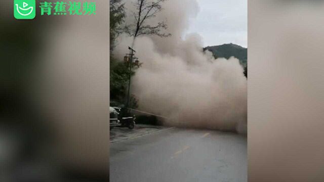 陕西旬阳连日降雨引发山体滑坡 一幢5层高楼破裂倾塌