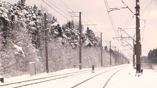 在冰雪铁路中疾驰的电力动车,自带气场