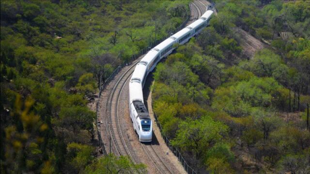 中国最后的内燃动车组,由2台柴油机牵引,专为旅游线路打造