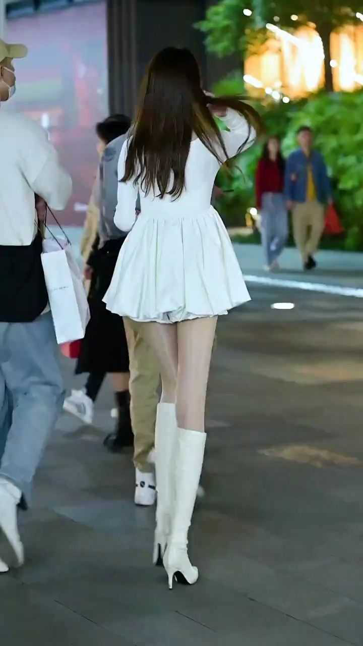 美女穿白色短裙配白色长靴搭配好完美_腾讯视频