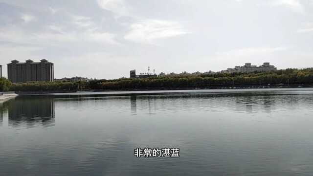 甘肃嘉峪关的东湖太美了,湖水碧绿清澈,风景可与长白山天池相媲美