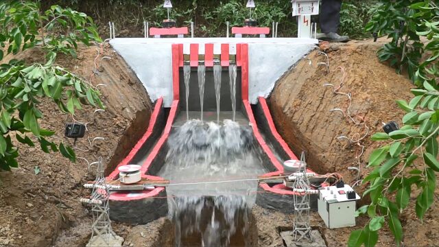 农村大叔利用泉水徒手建造小型水力发电站,家里用电再也不愁了