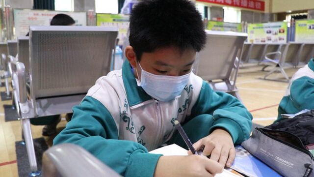 少年该有的样子!德州小学生新冠疫苗接种留观期间不忘看书学习