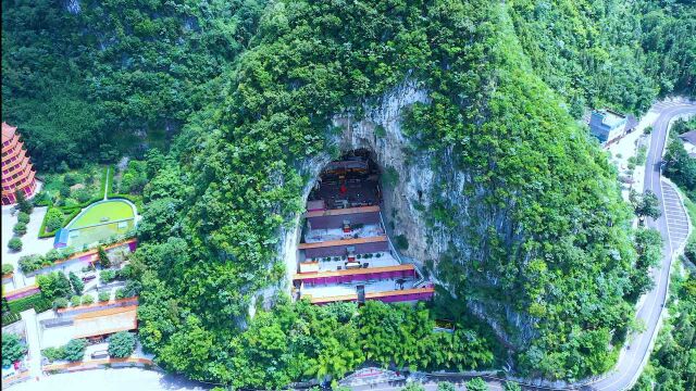 贵州山洞的这座神奇寺庙,里面有万尊金佛,听说求子特别灵验