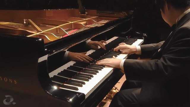 Nobuyuki Tsujii plays Chopin's Waltz No.1