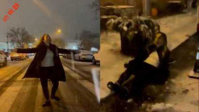 美国:小姐姐第1次见到雪开心得原地转圈,下一秒栽倒在水坑里!