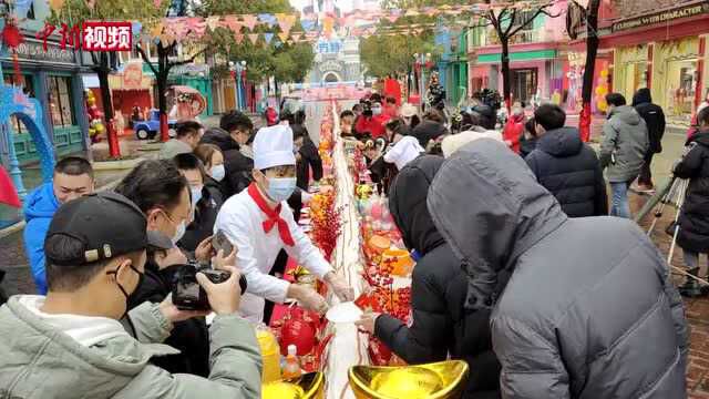 湖南株洲民众共享百米辣条庆新春