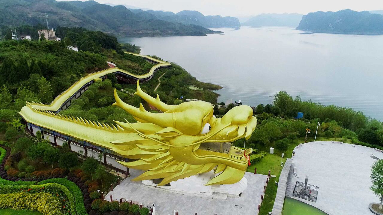 贵州遵义飞龙湖"金龙",百米金色长龙,太壮观了,它能立马起飞!
