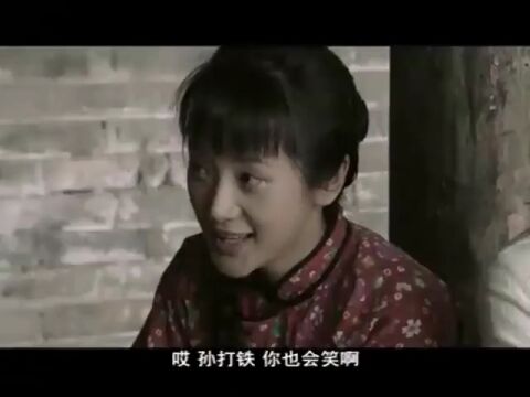 小伙给大家讲荤段子,不料故事里另有玄机,下一秒小伙遭受毒手