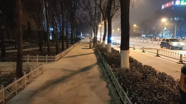 空镜头主观视角,人行道上一个人雪中漫步